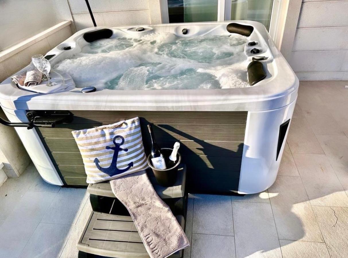 Bluebay Apartment *